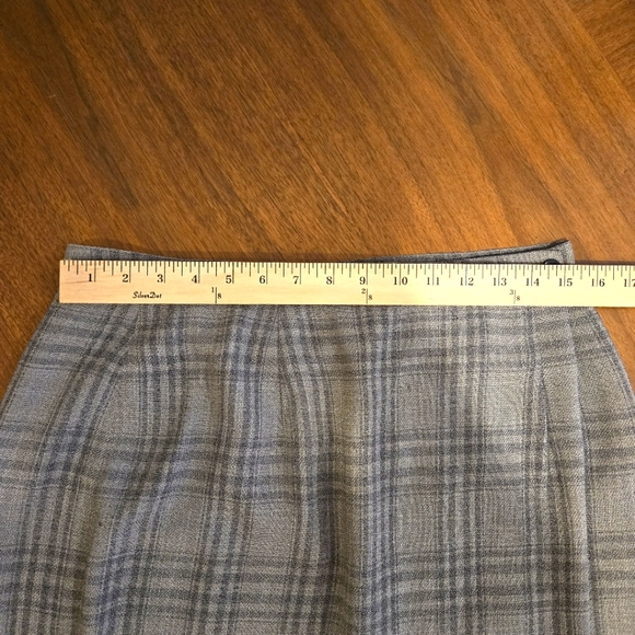 Jones of New York Woman's Green Plaid Suit, Size 12 - Picture 13 of 16